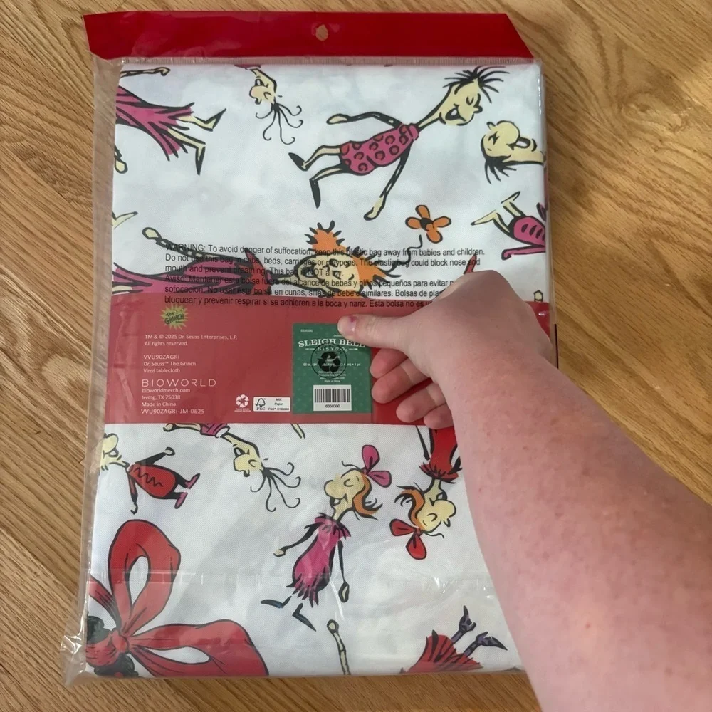 Dr. Seuss Whimsical Vinyl Tablecloth NEW Grinch Cindy Lou Who Christmas